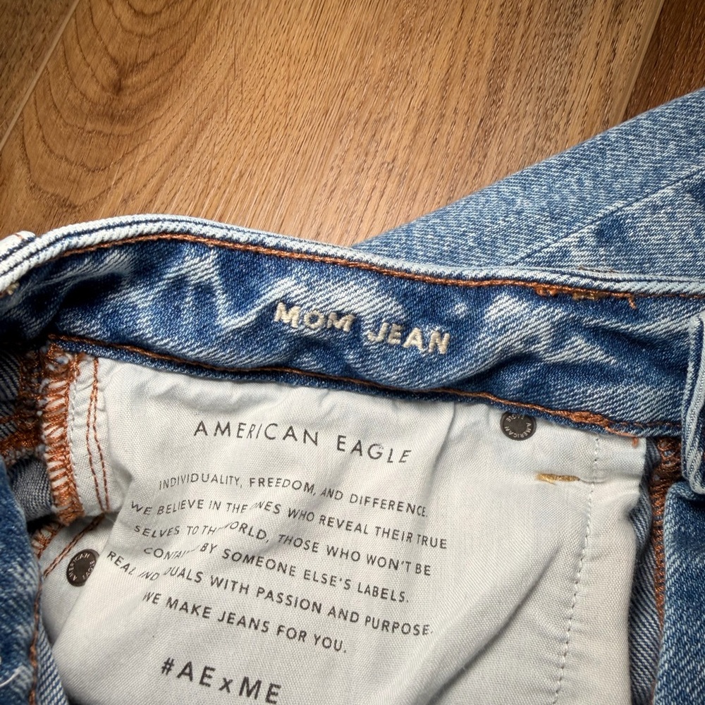 American Eagle High Rise Mom Jeans Womens‎ 4 Light Wash Distressed Tapered Denim - Picture 5 of 10